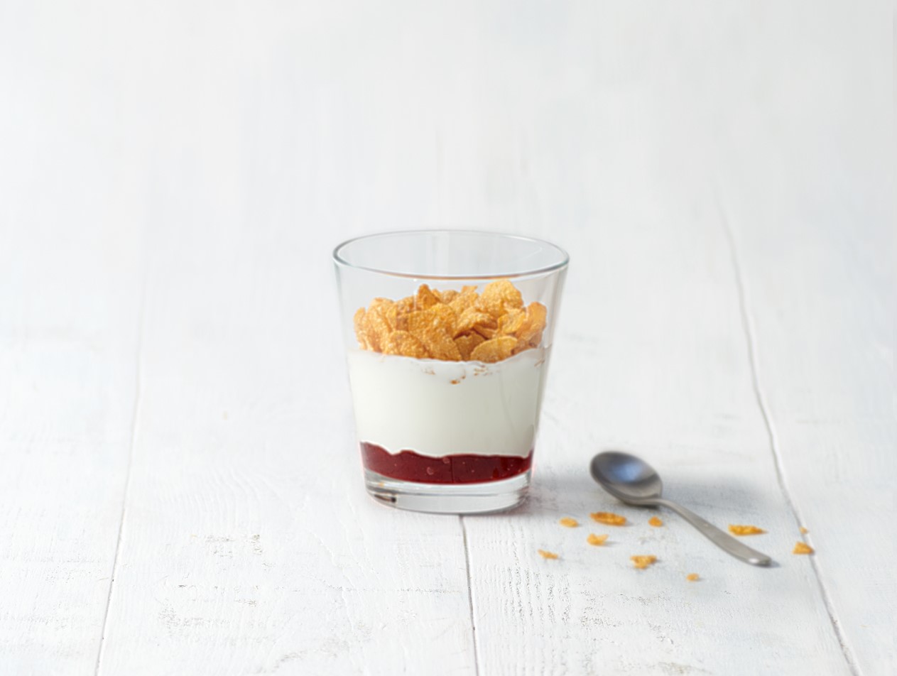 Yoghurt with cereals and marmalade