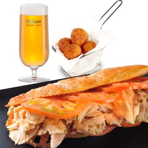 Roll with tuna belly, tomato and oregano Rustic menu deal with Mahou beer